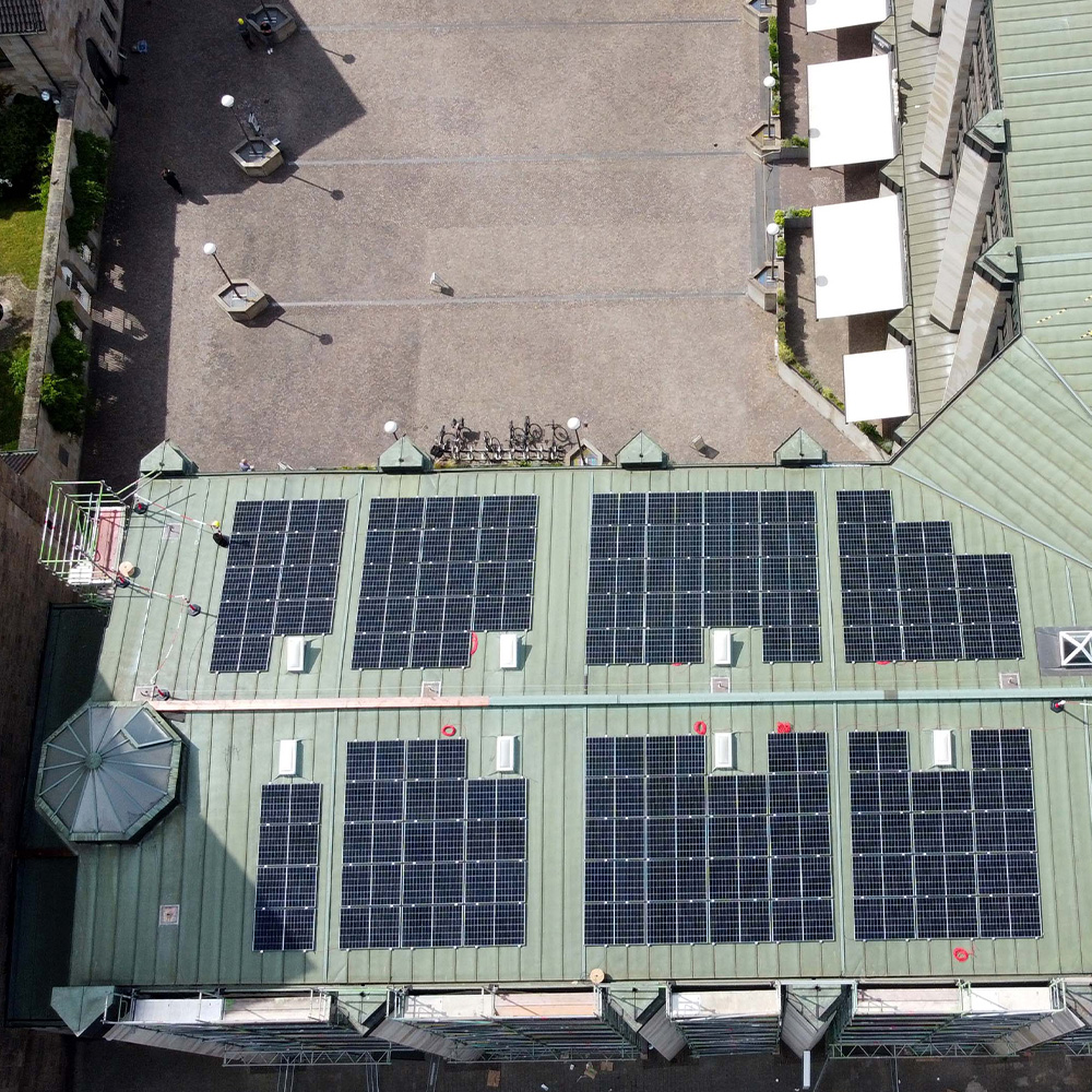 Im Zuge der energetischen Sanierung erhält das Katholische Centrum eine große Photovoltaik-Anlage auf dem Dach. Die Drohnenaufnahme zeigt den ersten und zweiten Bauabschnitt sowie einen Teil des Propsteihofes. Foto: Gemeindeverband Ruhr